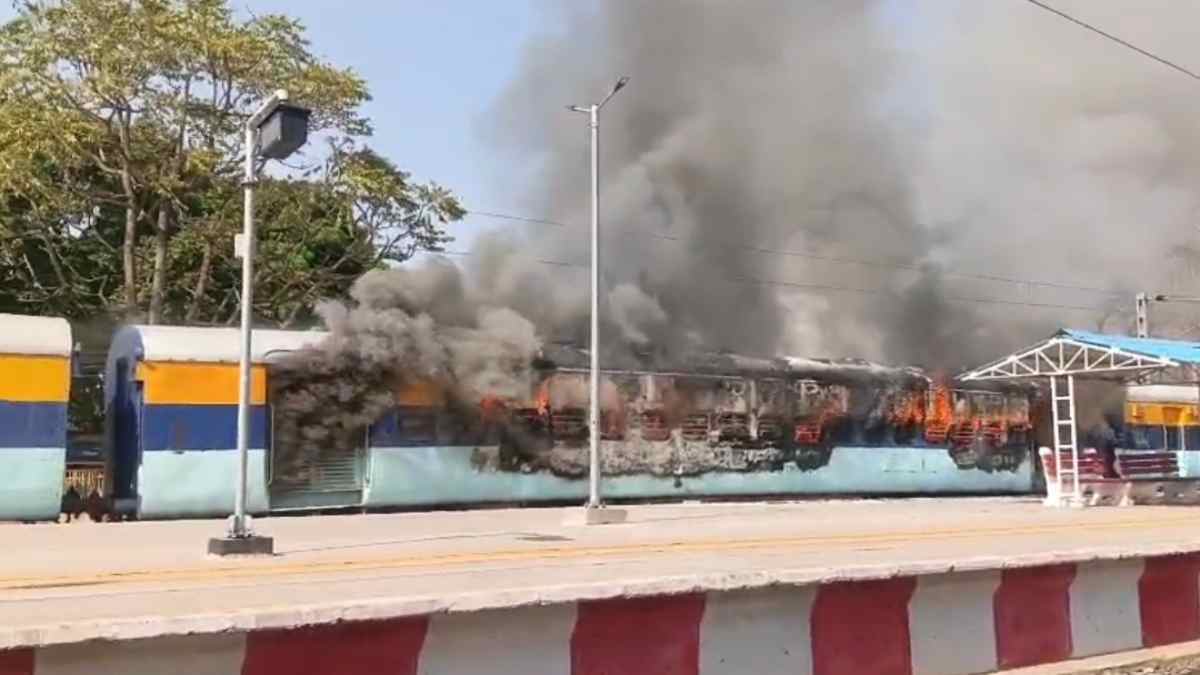 गर्मी का कहर: रेलवे स्टेशन पर खड़ी ट्रैक मशीन की बोगी में लगी आग, अफरा-तफरी के बीच टला बड़ा हादसा