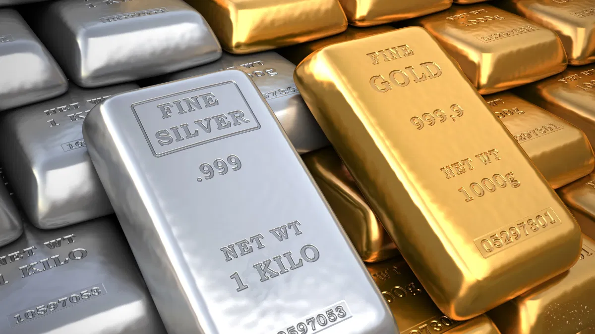 Gold Silver Price Today : सोने की बढ़ी चमक, चांदी हुई और सस्ती, जानिए आज किस रेट में बिक रहे जेवर ?