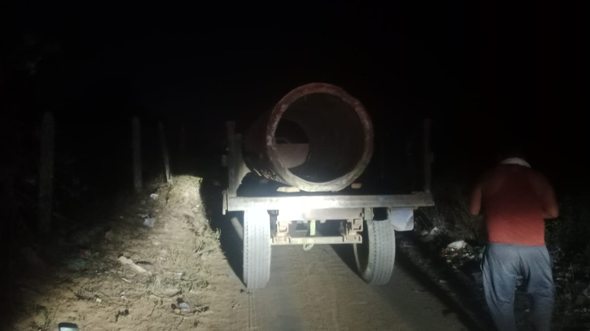 रात के अंधेरे में पुराने पुल में लगे पोल की चोरी कर रहे थे चोर, ग्रामीणों ने खदेड़ा, अब चोरों के खिलाफ कार्रवाई का इंतजार…