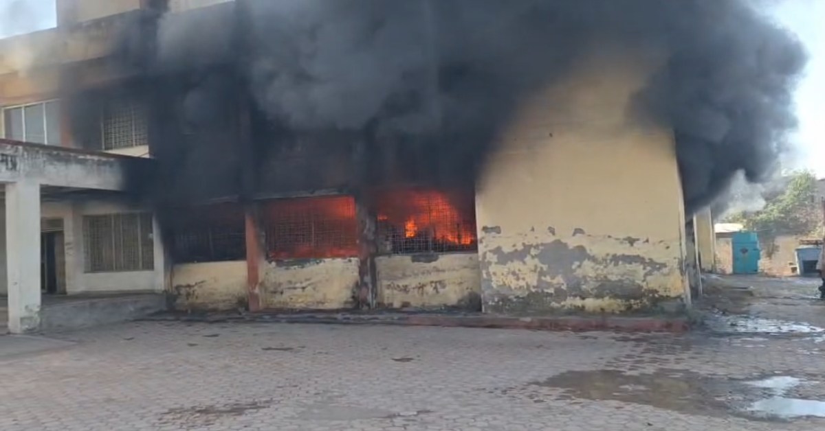 खंडवा में सेल्स टैक्स दफ्तर में लगी आग: काला धुआं और लपटें देख मचा हड़कंप, दस्तावेज-कंप्यूटर और फर्नीचर जलकर राख