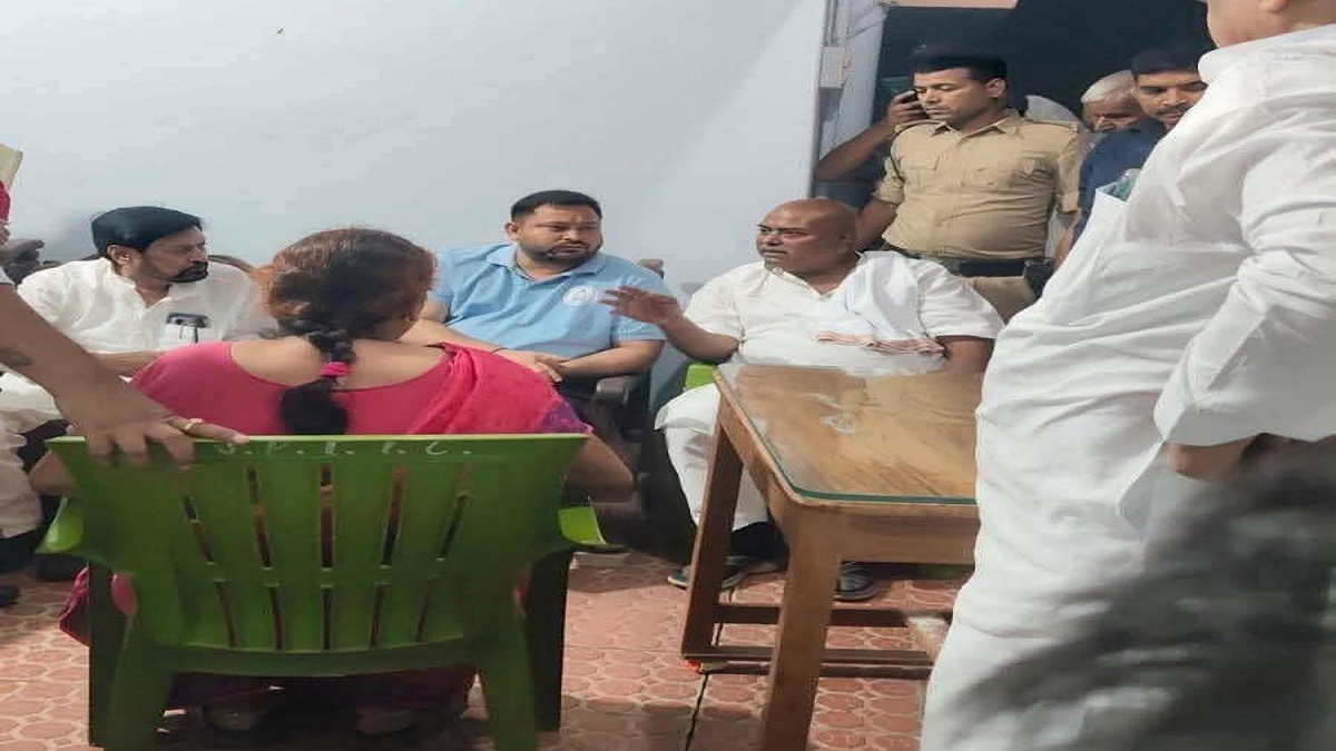 पूर्व मंत्री राजबल्लभ यादव के आवास पर पहुंचे तेजस्वी यादव, बेटे के आकस्मिक निधन से शोक में डूबे परिजनों को बंधाया ढांढस