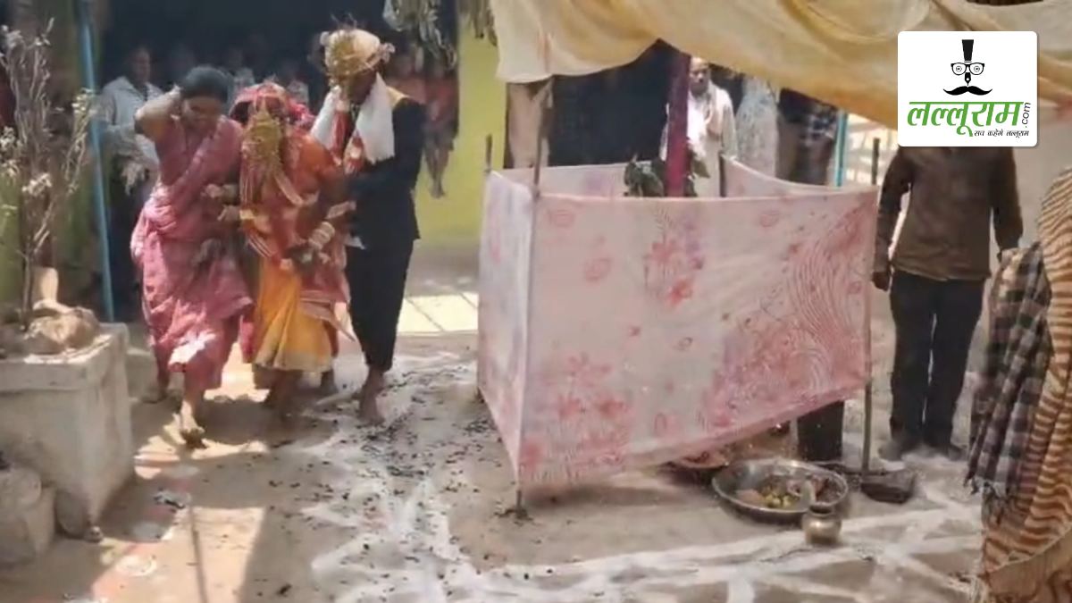 अनोखी शादी: दूल्हा-दुल्हन ने जलते अंगारों में चलकर पूरी की रस्में, दशकों से चली आ रही परंपरा