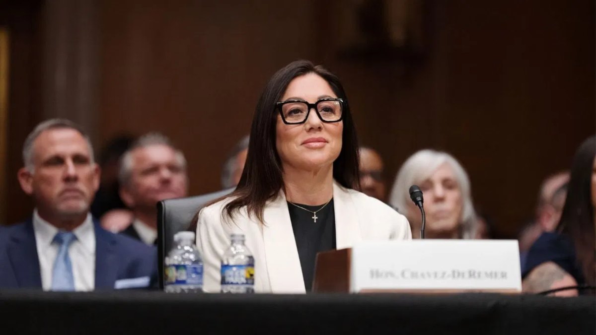 अमेरिका में शटडाउन के समय सरकारी खर्चे पर पूल पार्टी कर रही थी ट्रंप की श्रम मंत्री चावेज डेरेमर, अब कुर्सी से धोना पड़ा हाथ