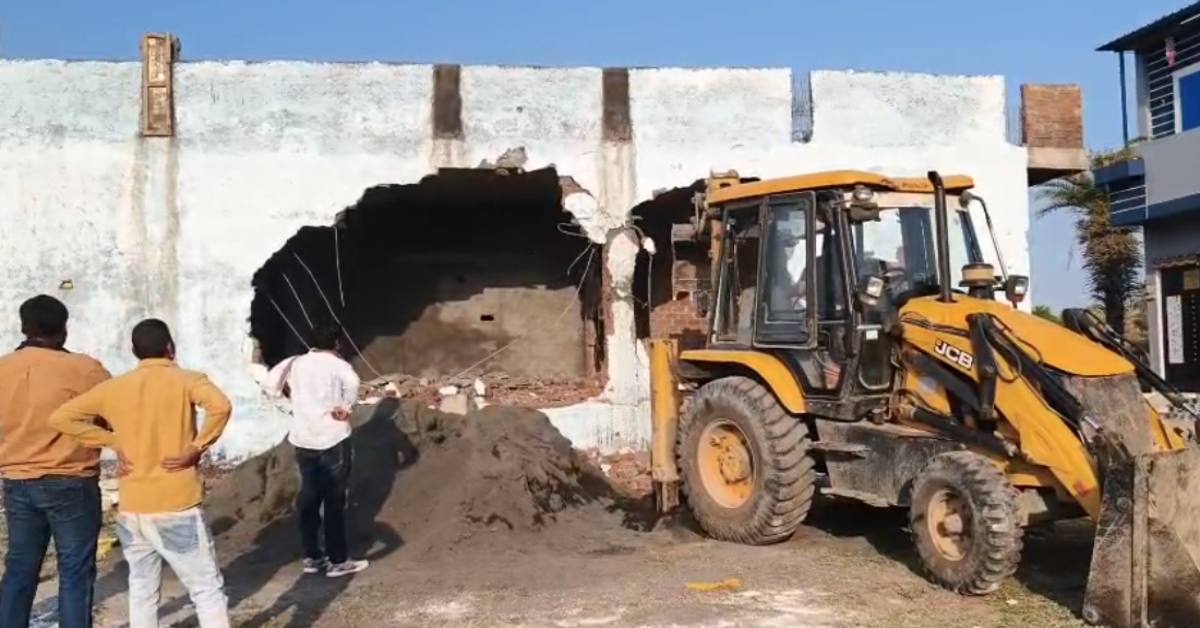 सिंहस्थ क्षेत्र में अवैध अतिक्रमण पर चला बुलडोजर: 6 हजार वर्गफीट जमीन से हटाए जा रहे 6 मकान, 20 अवैध निर्माण चिन्हित