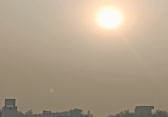 Haryana Weather Update: हरियाणा में मौसम के दो रंग: दिन में धूप की तपिश और रात में फरवरी जैसी ठंड, 13 अप्रैल से फिर बदल सकता है मिजाज