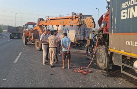 सोनीपत एनएच 44 पर मौत का तांडव, टायर फटने के बाद खड़े ट्रक से टकराया दूसरा ट्रक, एक की मौत