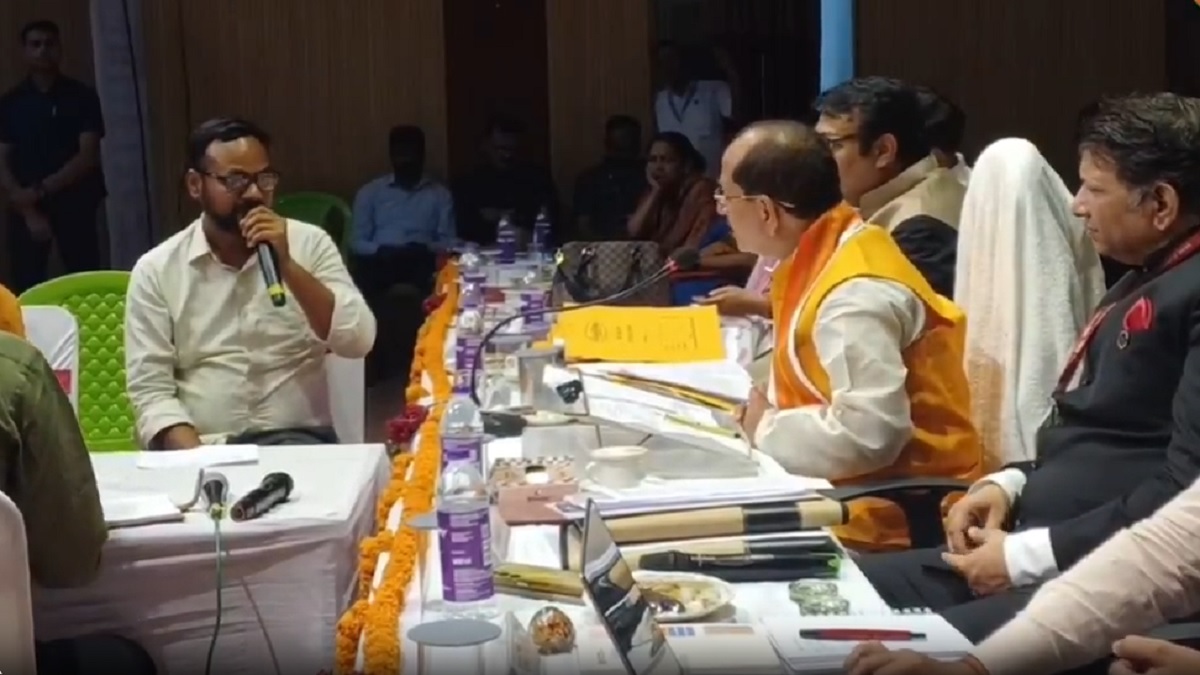 …तो आप कैसा बेटा हैं जी? जनसंवाद कार्यक्रम में बुजुर्ग मां के साथ पहुंचे युवक को विजय सिन्हा ने लगाई फटकार