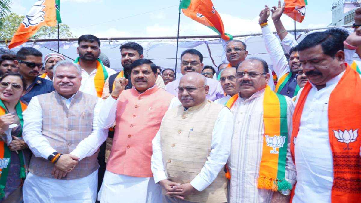 BJP स्थापना दिवस पर फहराया झंडाः CM मोहन बोले- हमारी राजनीति का उद्देश्य आखरी व्यक्ति के जीवन में बदलाव लाना, 14 जिलों में भूमिपूजन और 3 जिलों में कार्यालय का शुभारंभ