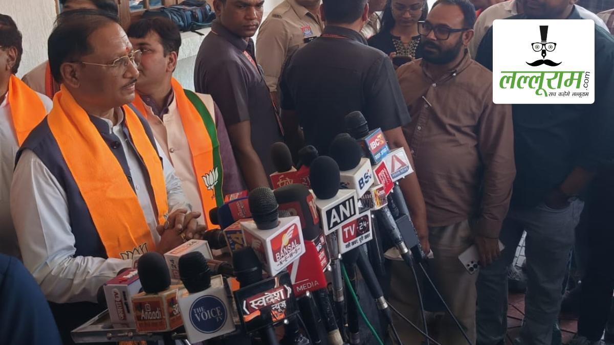 मुख्यमंत्री विष्णुदेव साय ने भाजपा स्थापना दिवस पर किया ध्वजारोहण, कार्यकर्ताओं को दी शुभकामनाएं, अटल बिहारी वाजपेयी के सपनों को पूरा करने का लिया संकल्प