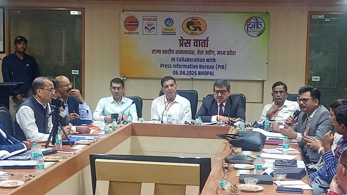 MP में एलपीजी की कमी नहीं, सरप्लस स्टॉकः तेल कंपनियों की प्रेस कॉन्फ्रेंस में इंडियन ऑयल के CGM बोले- जरूरत के हिसाब से सिलेंडर और डिजिटल माध्यम से गैस लें