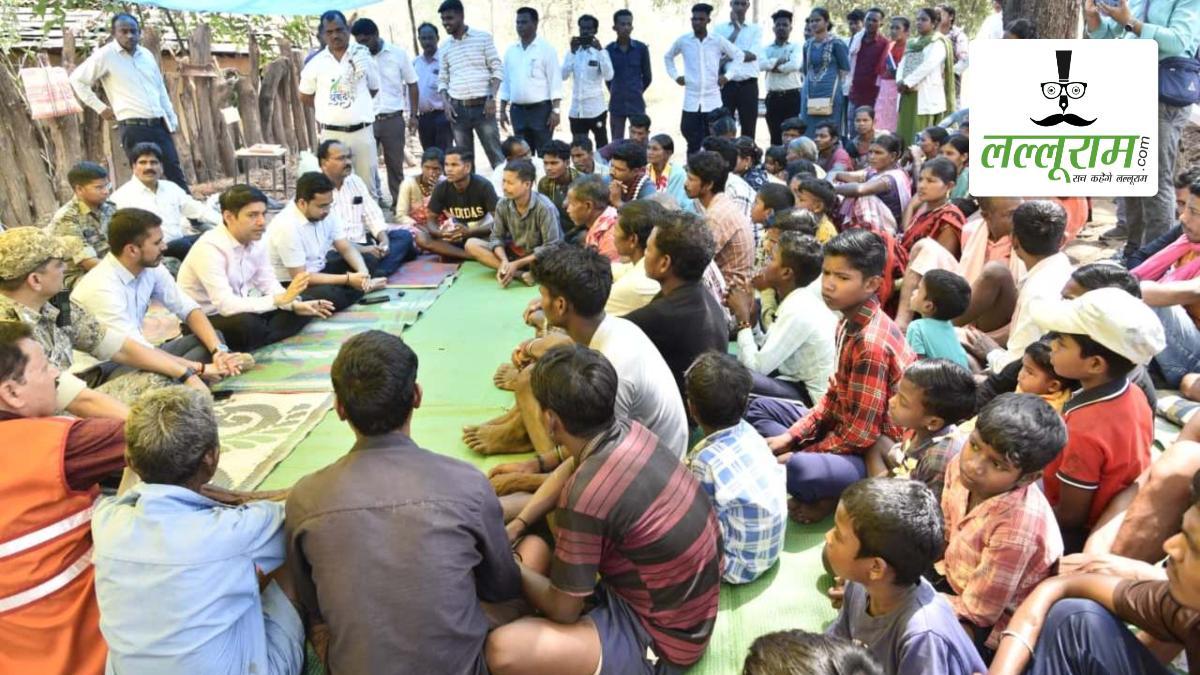 नक्सल दहशत से विकास की ओर बस्तर: जहां पहुंचने से कतराते थे अधिकारी, वहां कलेक्टर ने जन-चौपाल लगाकर सुनी ग्रामीणों की समस्याएं, त्वरित निराकरण के दिए निर्देश