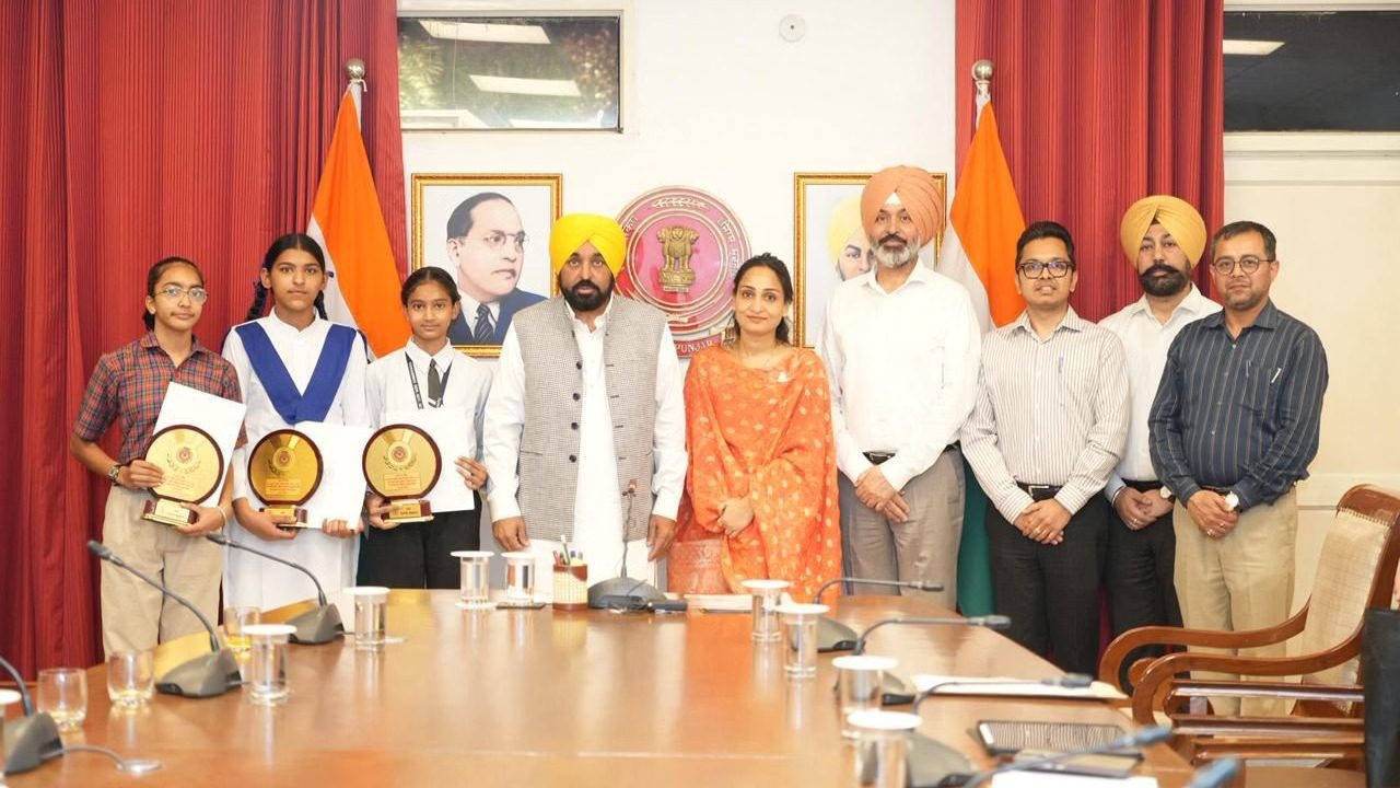 Punjab News: 8वीं कक्षा के टॉपर्स से मिले सीएम भगवंत मान, मेधावी छात्रों को किया सम्मानित