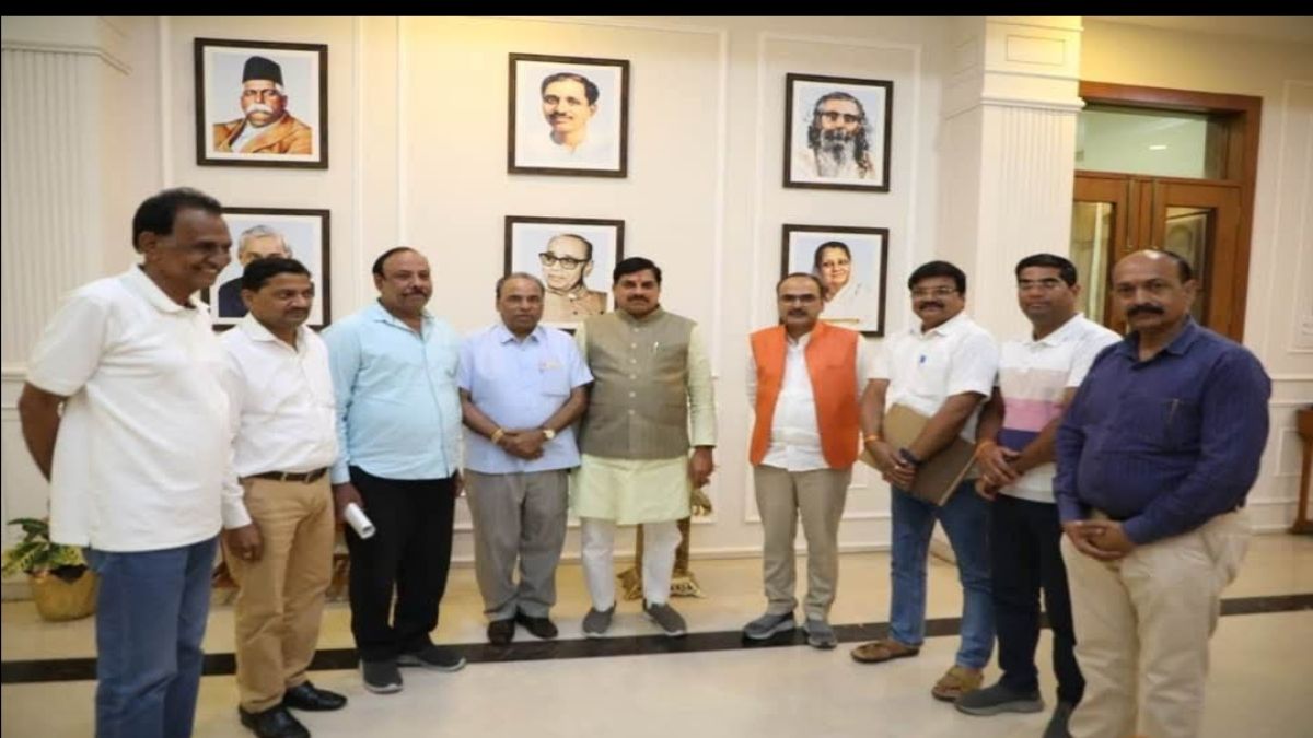 TET अनिवार्यता का मामलाः शिक्षक संगठनों की शिक्षा मंत्री और आयुक्त से बैठक बेनतीजा, सीएम से की मुलाकात, SC में पुनर्विचार याचिका लगाने के दिए संकेत