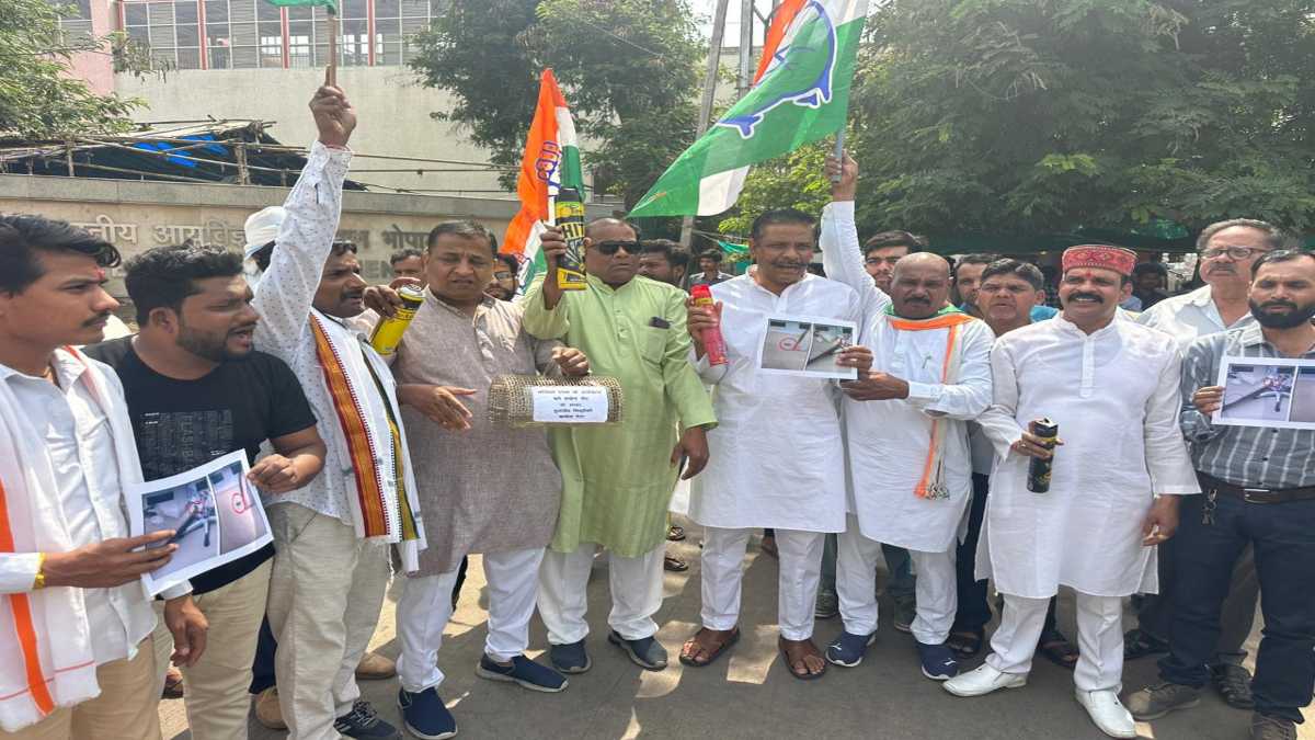 कांग्रेस का अनूठा प्रदर्शनः एम्स के सामने चूहा पकड़ने का पिंजरा और कीटनाशक लेकर पहुंचे कार्यकर्ता, व्यवस्था नहीं सुधरने पर दी उग्र आंदोलन की चेतावनी