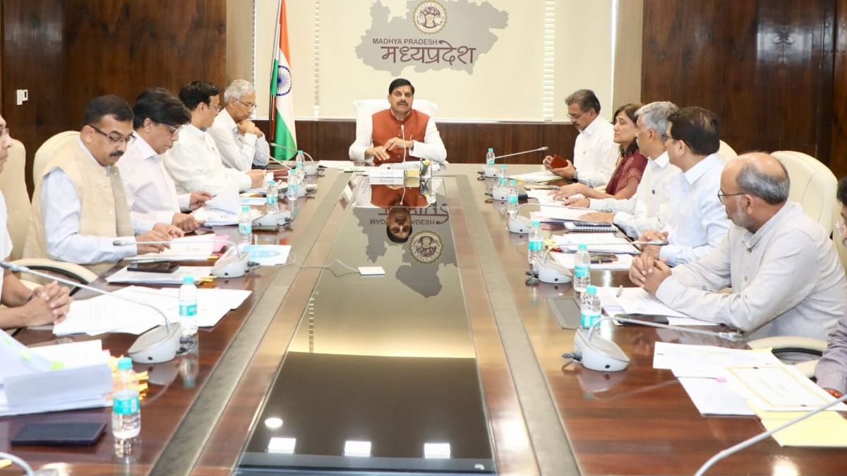 सभी कलेक्टर्स जिले में भ्रमण कर लोगों से करेंगे चर्चा: विभिन्न अभियानों की समीक्षा बैठक में सीएम डॉ मोहन ने दिए निर्देश