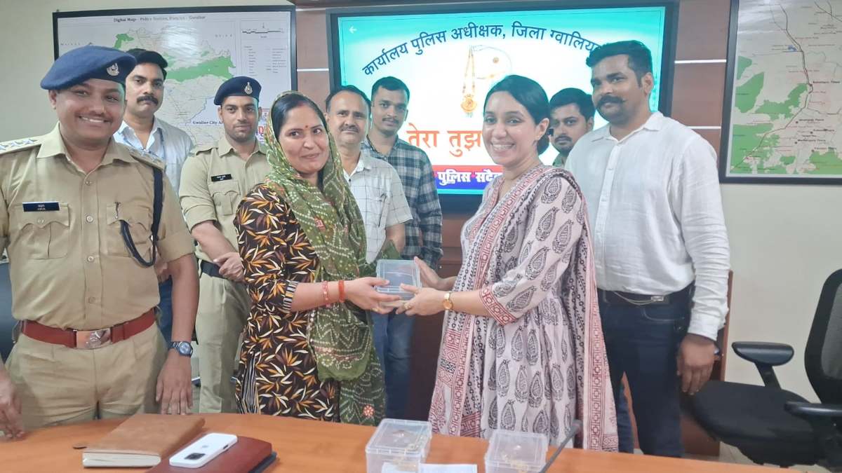 पुलिस की ईमानदारीः सड़क पर गिरे 22 लाख के गहने, CCTV कैमरे ने देवरानी- जेठानी तक पहुंचाया