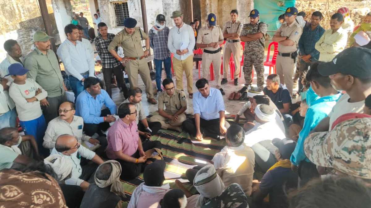 केन बेतवा लिंक परियोजनाः कलेक्टर और एसपी ने जमीन पर बैठकर प्रभावित ग्रामीणों की सुनीं समस्याएं, 18 वर्ष पूरे कर चुके पात्र युवाओं के नाम पैकेज में जोड़े जाएंगे