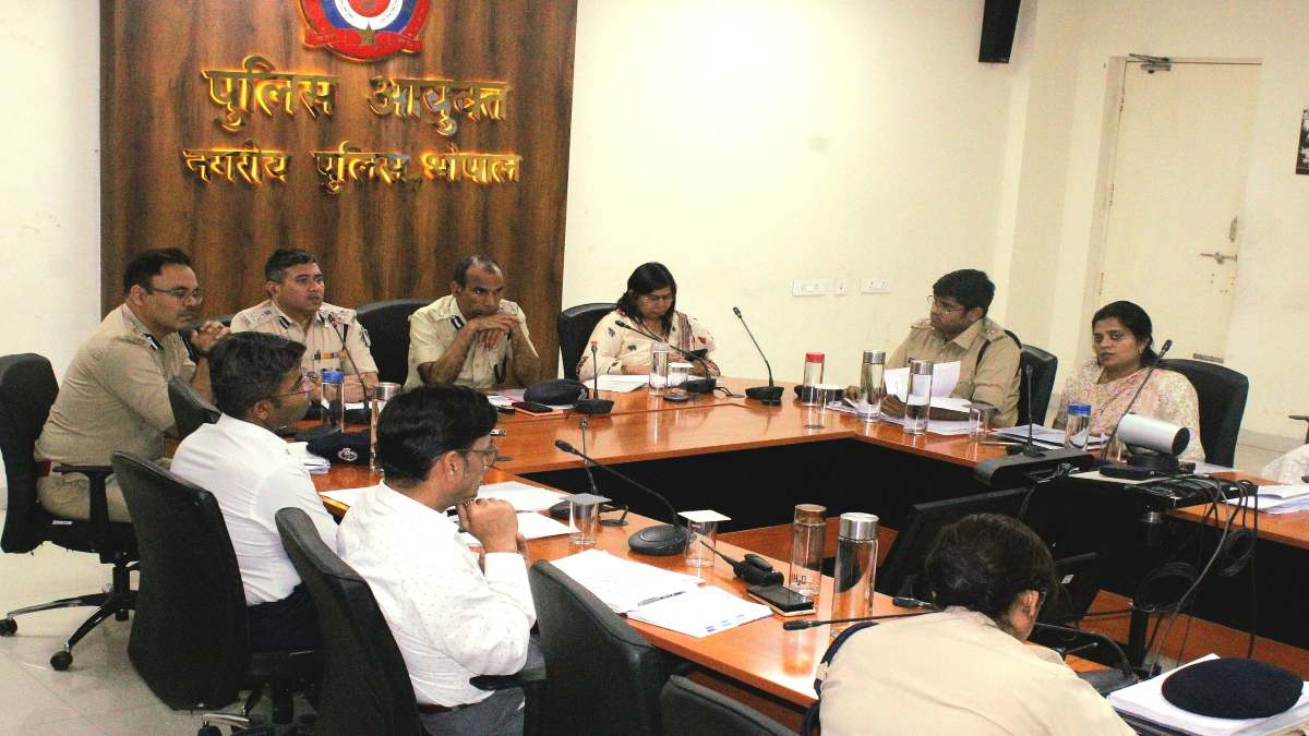 पुलिस कमिश्नर ने ली बैठकः मैसेज- अपराधियों पर सख्ती, जनता की सुरक्षा प्राथमिकता, भोपाल में टू आईसी मॉडल लागू, 10 दिनों में 100 लोग गायब, इनमें लड़कियां ज्यादा