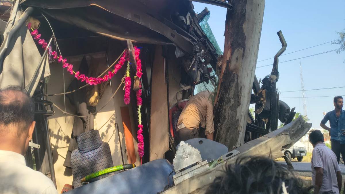 गाय को बचाने के चक्कर में पेड़ से टकराई बसः हादसे में हेल्पर की मौत, 4 यात्री गंभीर घायल, केबिन को काटकर निकाला शव