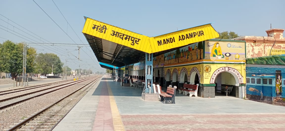 आदमपुर रेलवे स्टेशन पर खून से सनी सुबह, पेंटर की बेरहमी से हत्या—सिर पर ईंट मारकर उतारा मौत के घाट