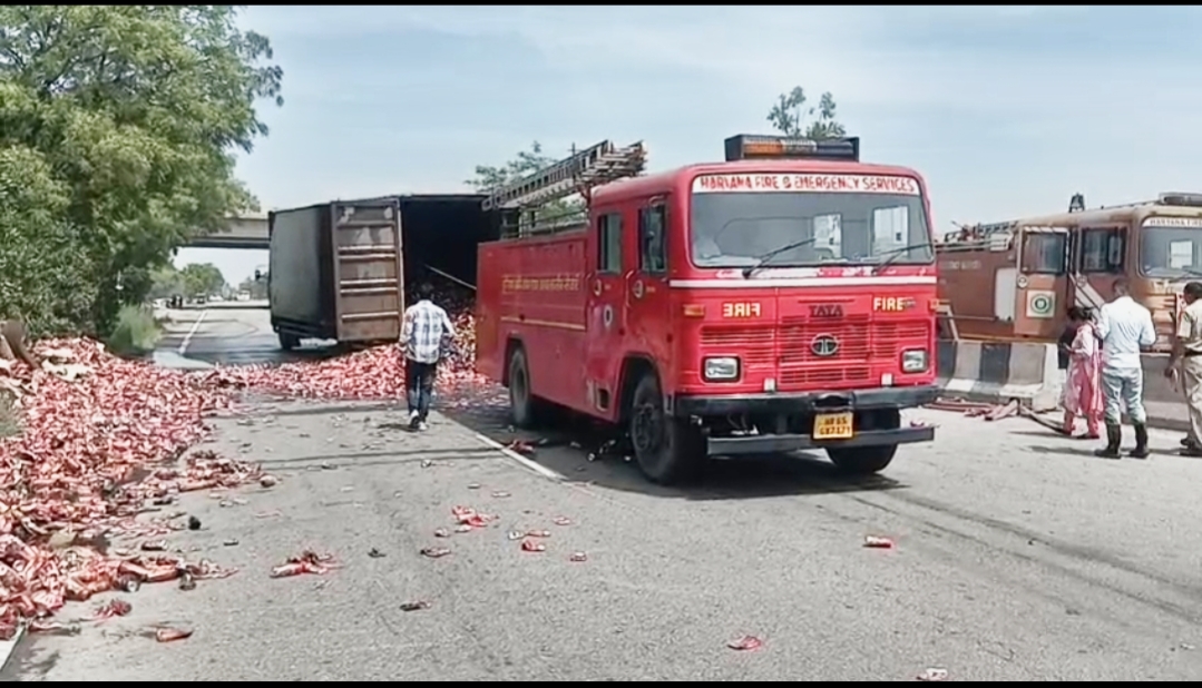 दिल्ली–अमृतसर नेशनल हाईवे पर बियर से भरे केंटर में लगी भीषण आग, बाइक सवार घायल