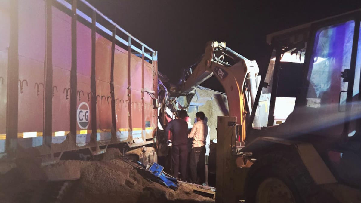 मिनी हाइवा और ट्रक में हुई आमने-सामने की भिड़ंत, गंभीर रूप से घायल तीन लोगों ने अस्पताल में तोड़ा दम…