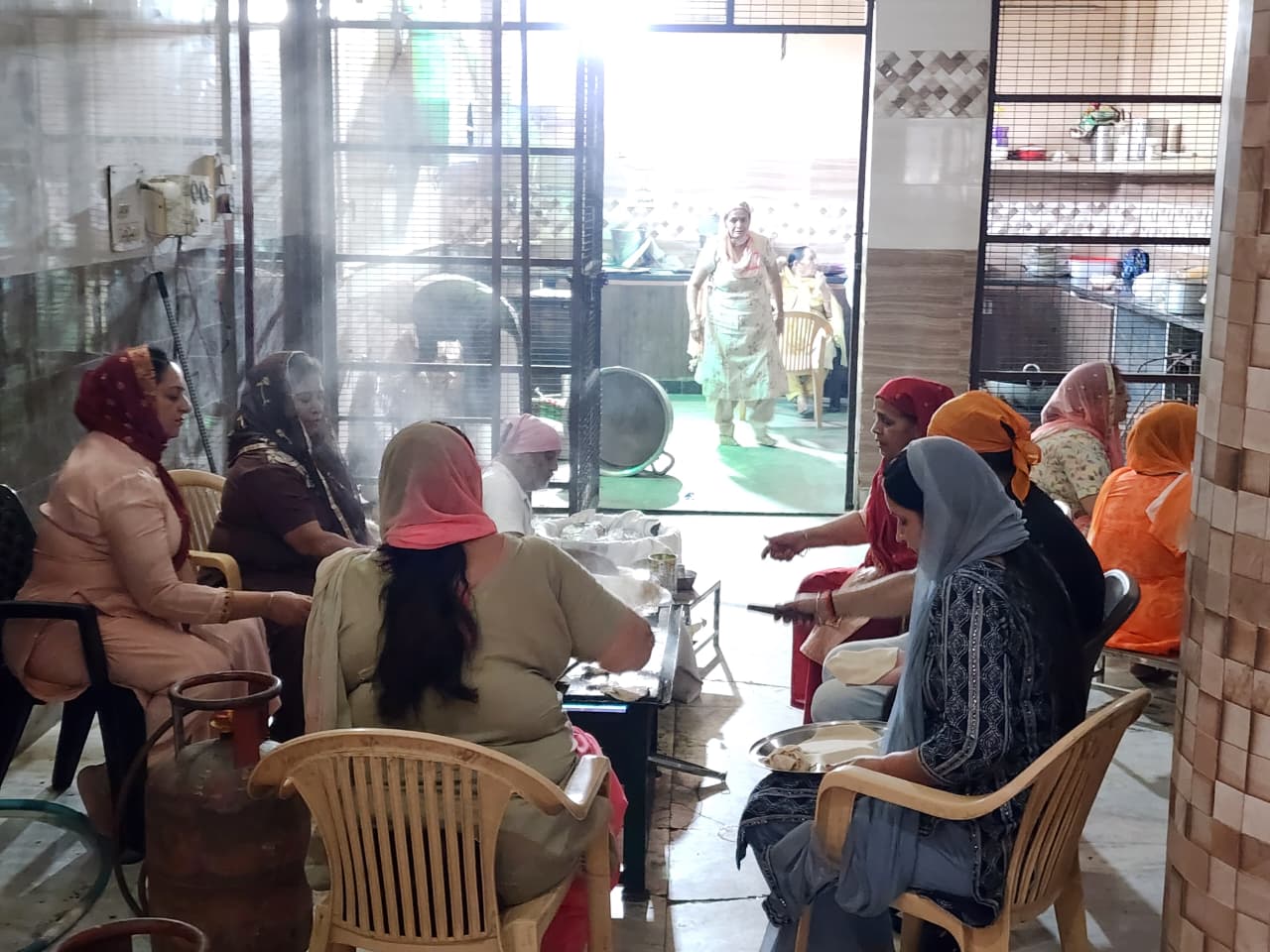 भिवानी के गुरुद्वारा सिंह सभा में बैसाखी पर्व श्रद्धा और उत्साह से मनाया गया, अरदास कर सुख-शांति की कामना की