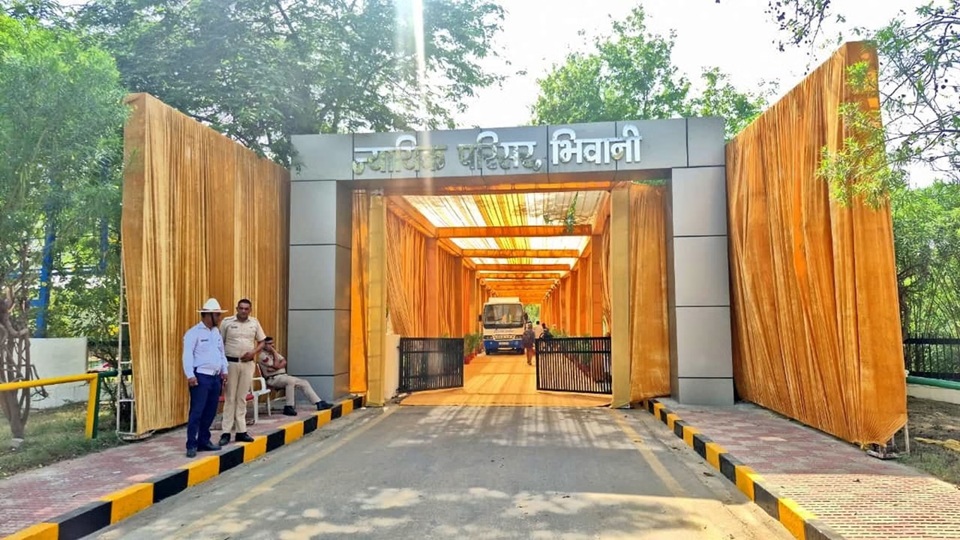 जस्टिस सूर्यकांत का भिवानी दौरा: चप्पे-चप्पे पर पुलिस, स्वागत द्वारों से सजा न्यायालय, CBLU दीक्षांत समारोह में होंगें शामिल