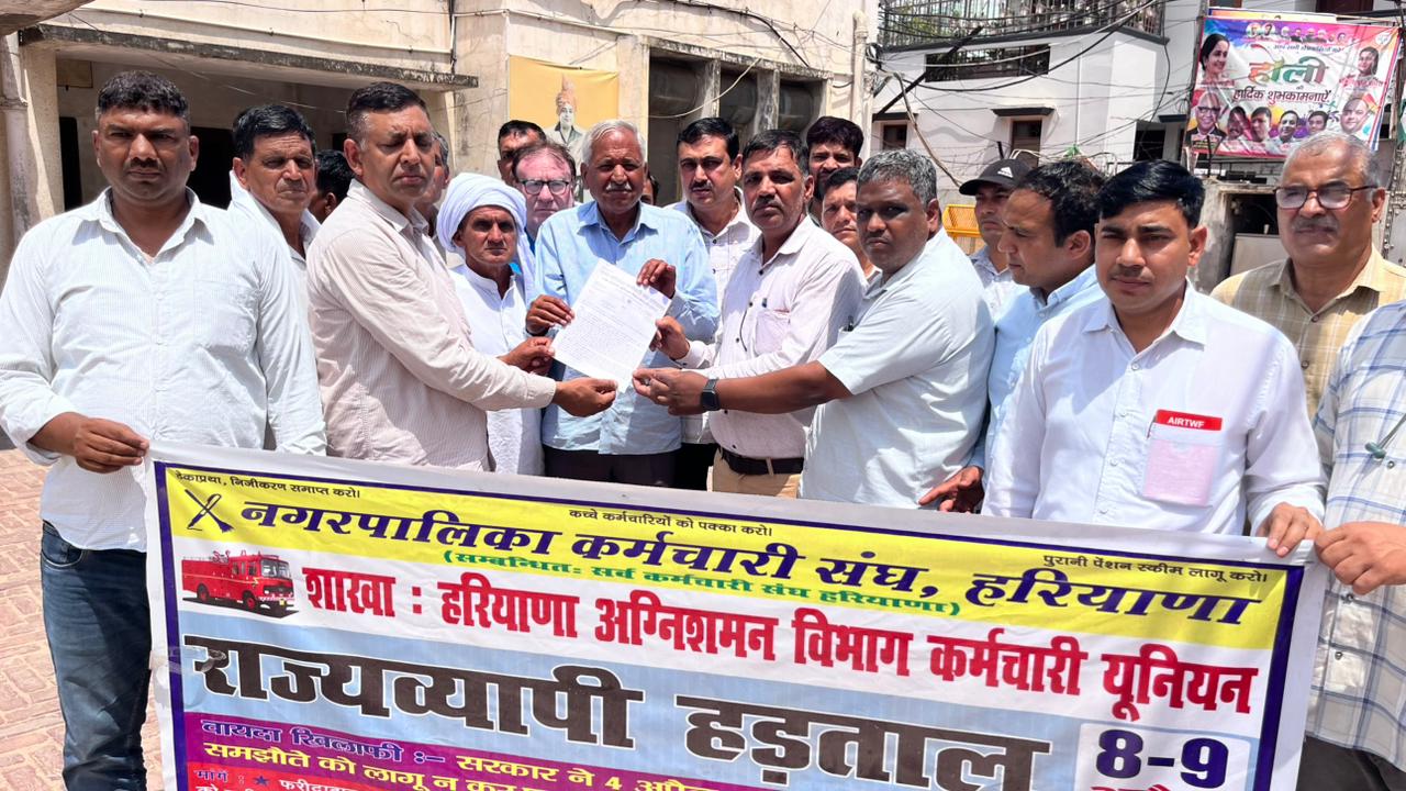 फरीदाबाद अग्निकांड: कर्मचारियों ने विधायकों को ज्ञापन सौंप पीड़ितों के लिए मांगा शहीद का दर्जा, प्रदेशव्यापी हड़ताल की दी चेतावनी