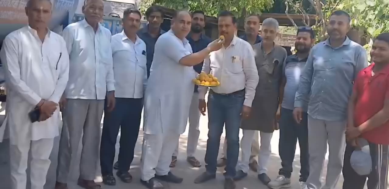 बिहार की कमान सम्राट के हाथों में, सामाजिक संगठनों ने भिवानी में लड्डू बांटकर मनाया जश्न