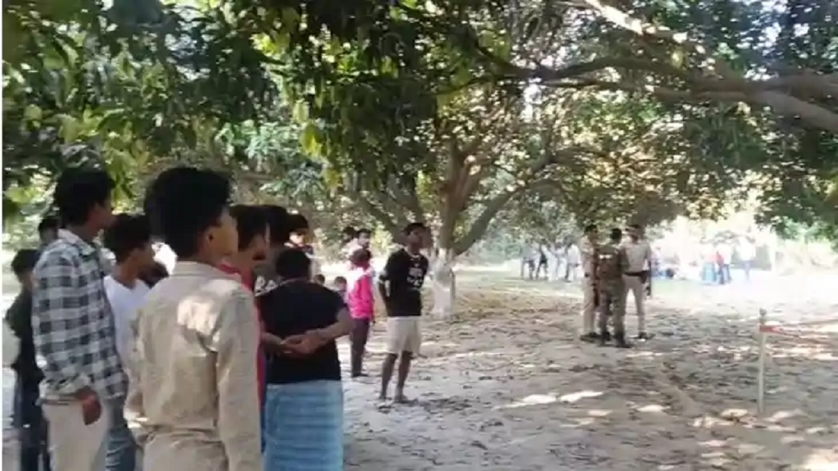 खुदकुशी या फिर कुछ और…?, आम के पेड़ पर लटका मिला नाबालिग का शव, पुलिस को है इस बात का इंतजार