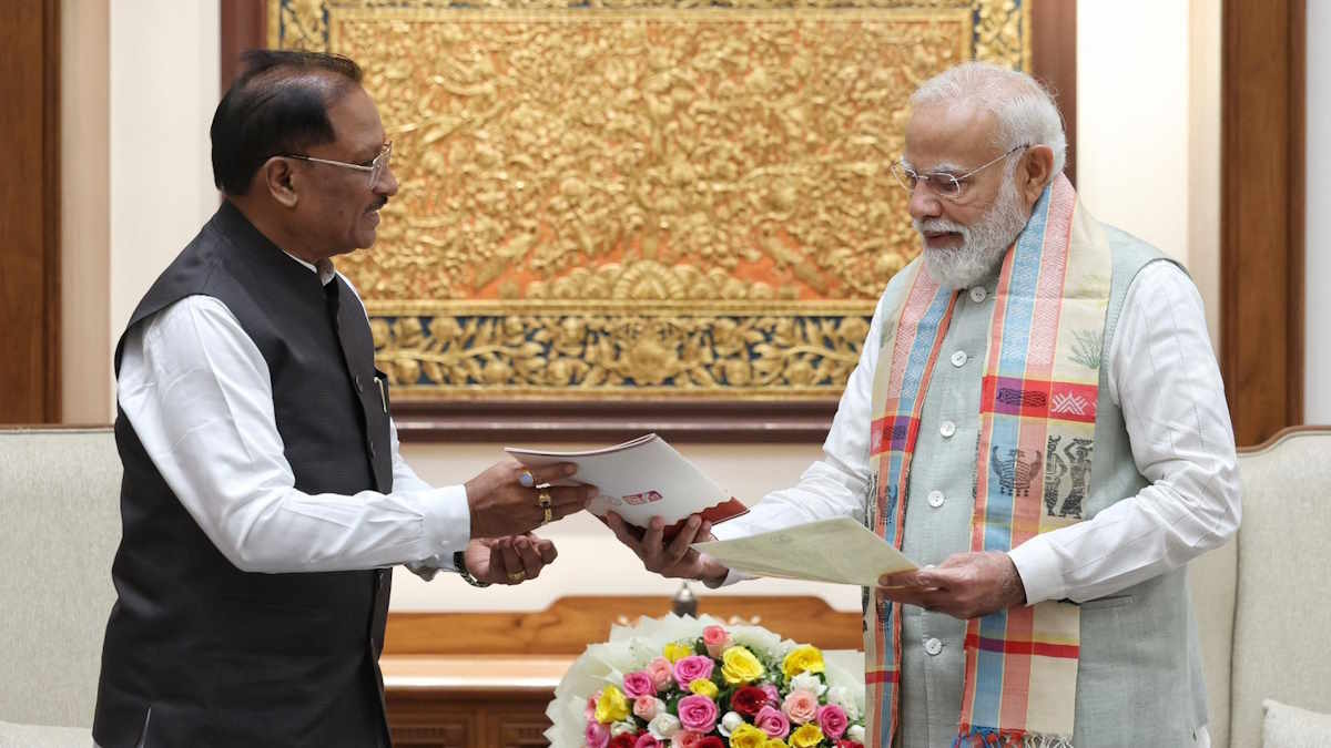 बस्तर 2.0 की शुरुआत: मुख्यमंत्री साय ने प्रधानमंत्री मोदी को सौंपा विकास का ब्लूप्रिंट, बस्तर आने का दिया आमंत्रण…