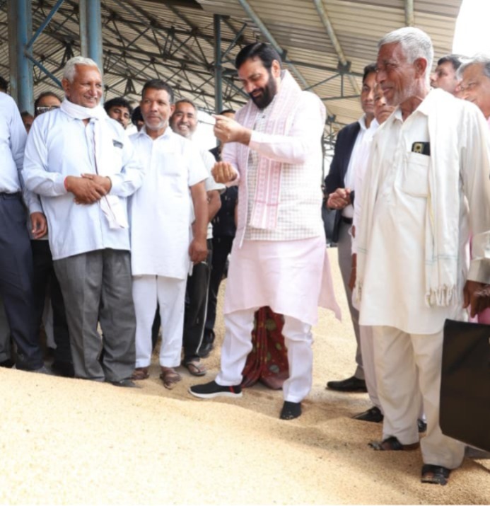 अनाज मंडी पहुंचे मुख्यमंत्री, व्यवस्थाओं का लिया जायजा,खरीद प्रक्रिया,किसानों की सुविधाओं और व्यवस्थाओं की जांच निर्देश