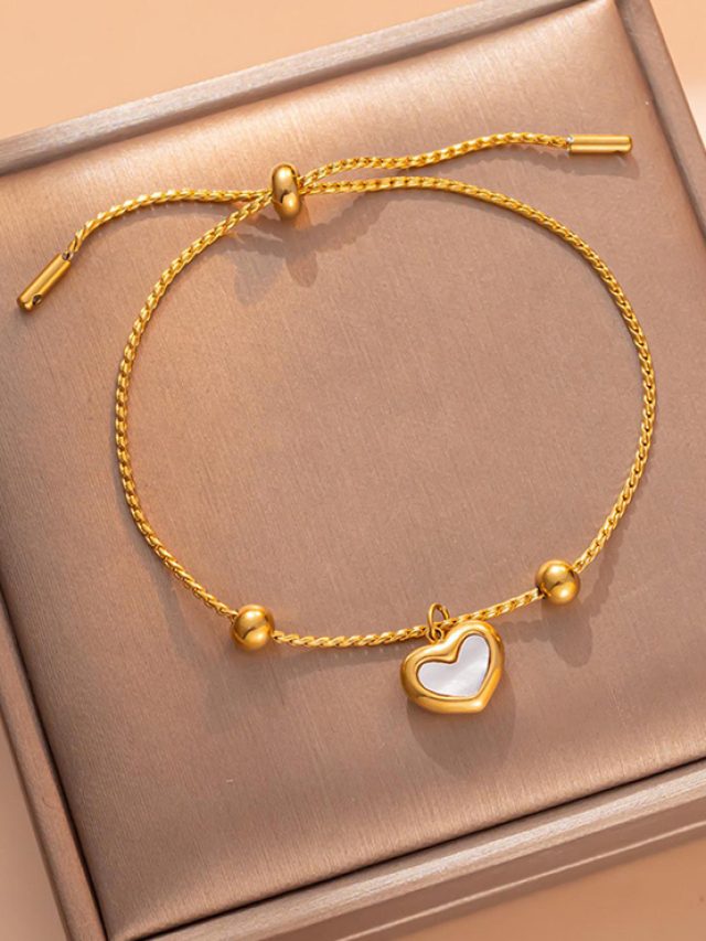 हर आउटफिट के साथ अच्छी लगेंगी मिनिमल ज्वेलरी, देखें डिजाइंस