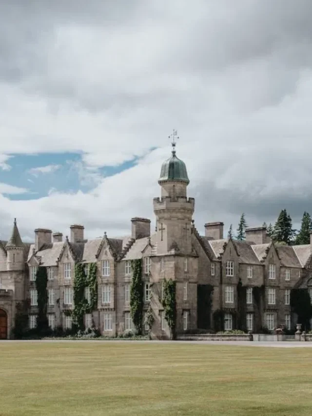 दुनिया के इन 5 किलों में आज भी रहते हैं शाही परिवार के लोग