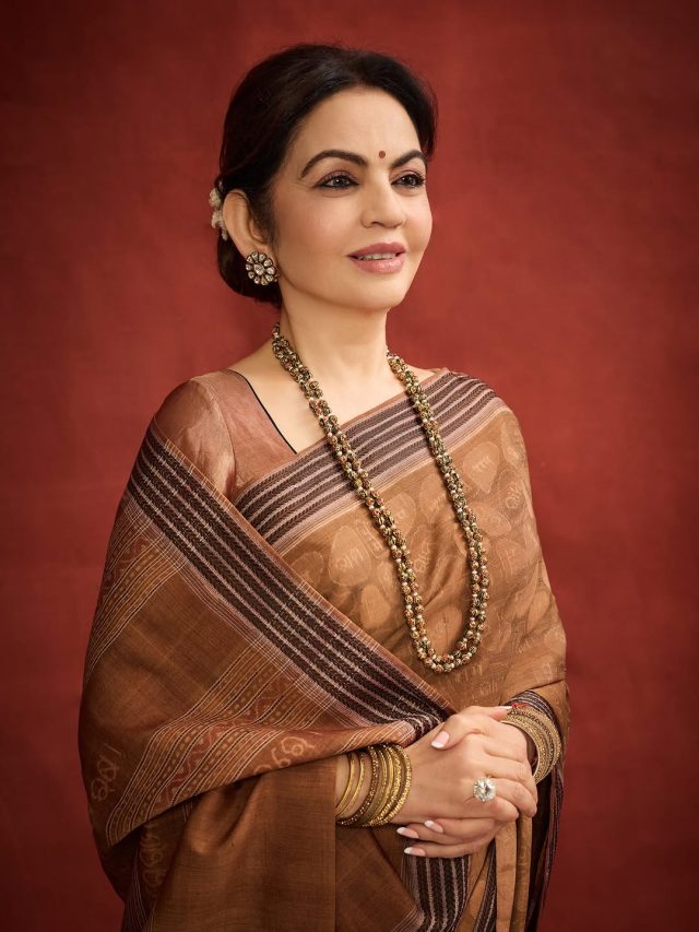 Nita Ambani: राम नाम में सजी नीता अंबानी, पल्लू पर लिखवाए मंत्र