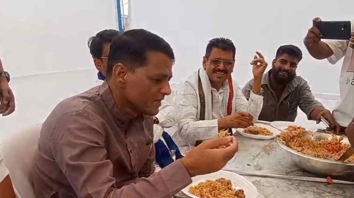 अर्ची-पर्ची वाले सुधर जाएं’, भीम आर्मी नेता ने धीरेंद्र शास्त्री और VD शर्मा के नाम की खाई बिरयानी, बताया भटका हुआ नौजवान