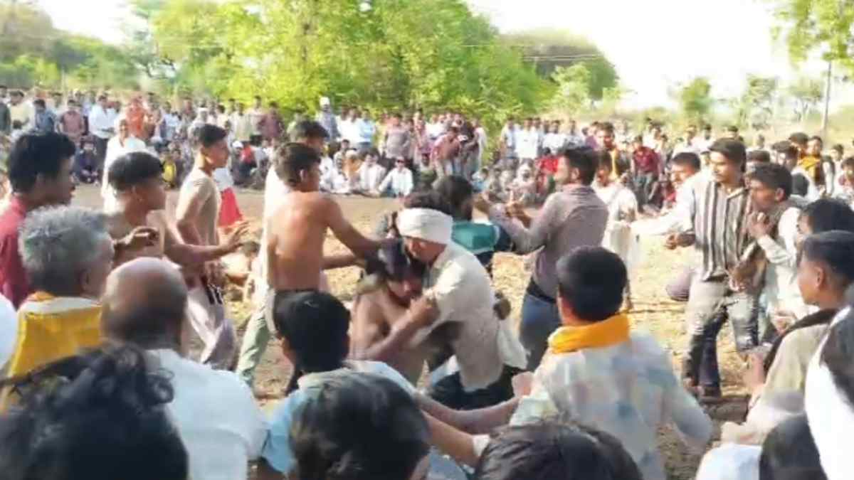 दंगल में रेफरी से ही भिड़ गया पहलवान: विजेता का ऐलान करने से भड़का, समर्थकों में जमकर चले लात-घूंसे