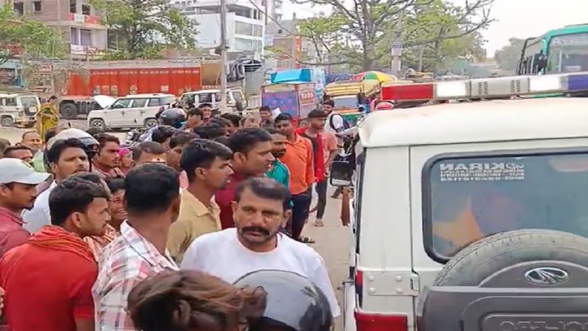 ममता हुई शर्मसार! चंद पैसों की लालच में बेटी को बेचने निकली मां, विरोध करने पर चलती गाड़ी से दिया धक्का