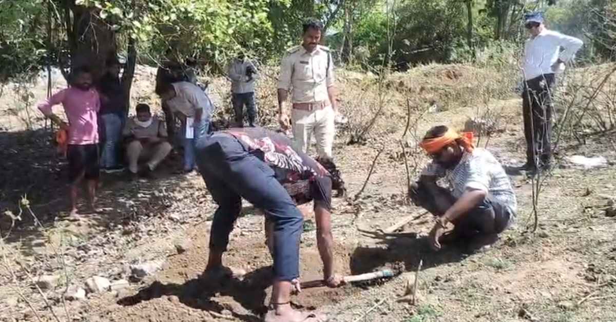 लाश खोलेगी मौत का राज ? नरसिंहपुर में कब्र से बाहर निकाला मासूम का शव, परिजनों ने लगाए थे ये गंभीर आरोप