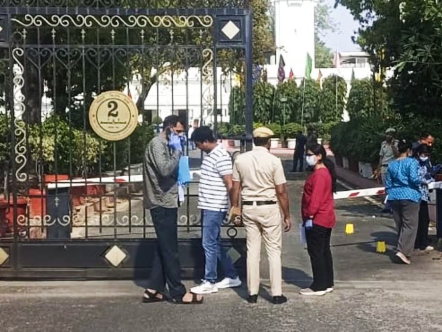 दिल्ली विधानसभा की सुरक्षा में बड़ी चूक, गेट तोड़कर अंदर घुसी कार ; स्पीकर ऑफिस के पास ड्राइवर गुलदस्ता रख फरार हुआ