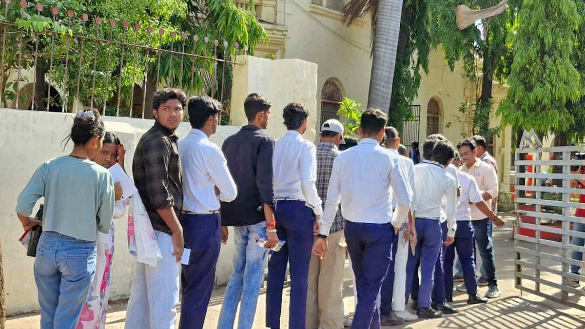 फिर से हो रही है 12वीं की हिन्दी की परीक्षा, लीक प्रूफ बनाने के लिए बोर्ड ने किया इंतजाम, केंद्राध्यक्षों के दिए गए विशेष निर्देश…