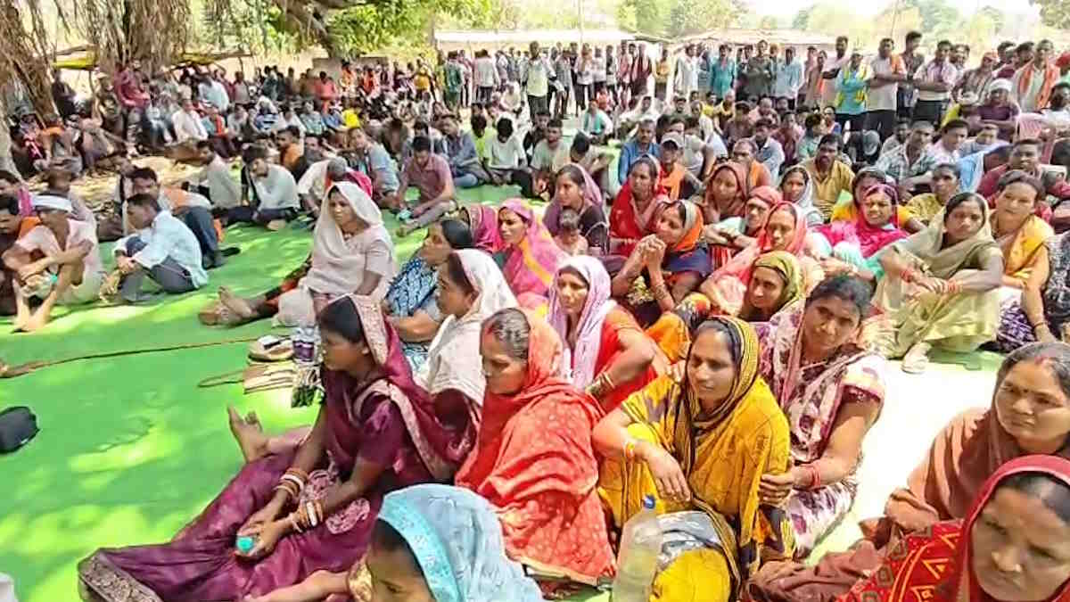 सांसद के बिगड़े बोल पर फूटा गुस्सा, मजदूरों ने खदान में बंद किया उत्पादन, ग्रामीणों ने आमसभा कर जताया रोष