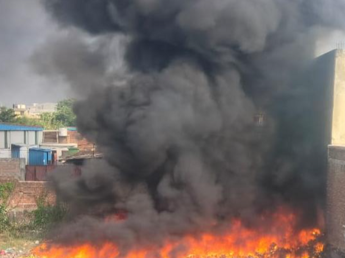 फरीदाबाद में ‘जहरीली’ आग का तांडव: सेक्टर-58 में केमिकल कचरे से उठा काला धुआं, आसमान में छाया अंधेरा; कर्मचारियों ने टाला बड़ा हादसा