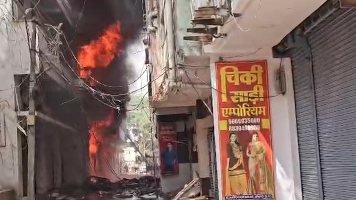 BREAKING: प्लास्टिक और पटाखा दुकान में लगी भीषण आग, 4 घंटे से जूझ रही दमकल और एसडीआरएफ की टीम, मंत्री के साथ कलेक्टर-एसपी मौके पर मौजूद…