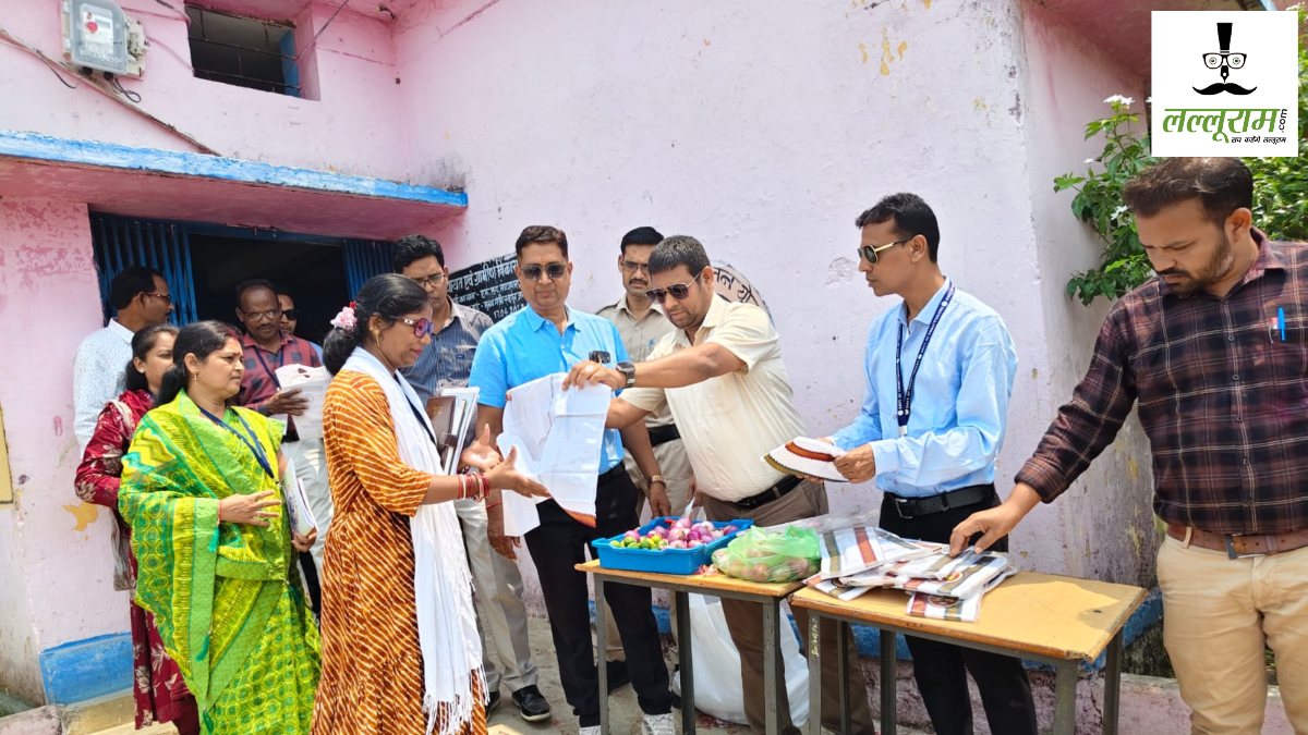 फील्ड प्रैक्टिकल से पहले प्रगणकों को तहसीलदार ने दिए प्याज और टॉवेल, लौटने पर नींबू शरबत की व्यवस्था