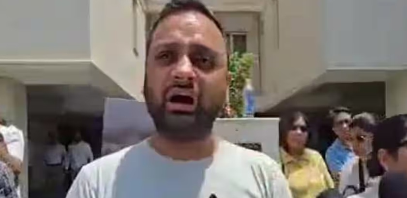 गुरुग्राम: लग्जरी फ्लैट्स में आग के बाद सड़क पर उतरा परिवार, बिल्डर पर गंभीर लापरवाही के आरोप में FIR दर्ज