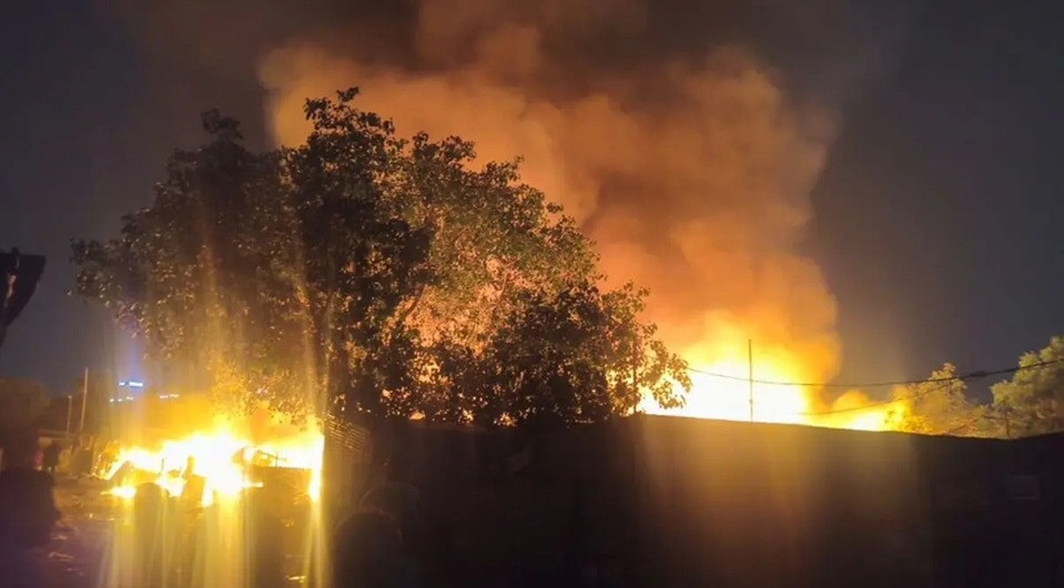 गुरुग्राम में आग का तांडव: सिकंदरपुर मेट्रो स्टेशन के पास 150 झुग्गियां जलकर खाक, बजघेड़ा स्थित प्लास्टिक गोदाम में भी लगी भीषण आग