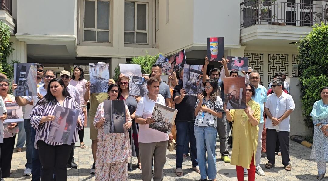 Gurugram News: पॉश सोसाइटी में ‘फायर सिस्टम फेल’; जलता रहा लग्जरी फ्लैट, बिल्डर की बड़ी लापरवाही उजागर
