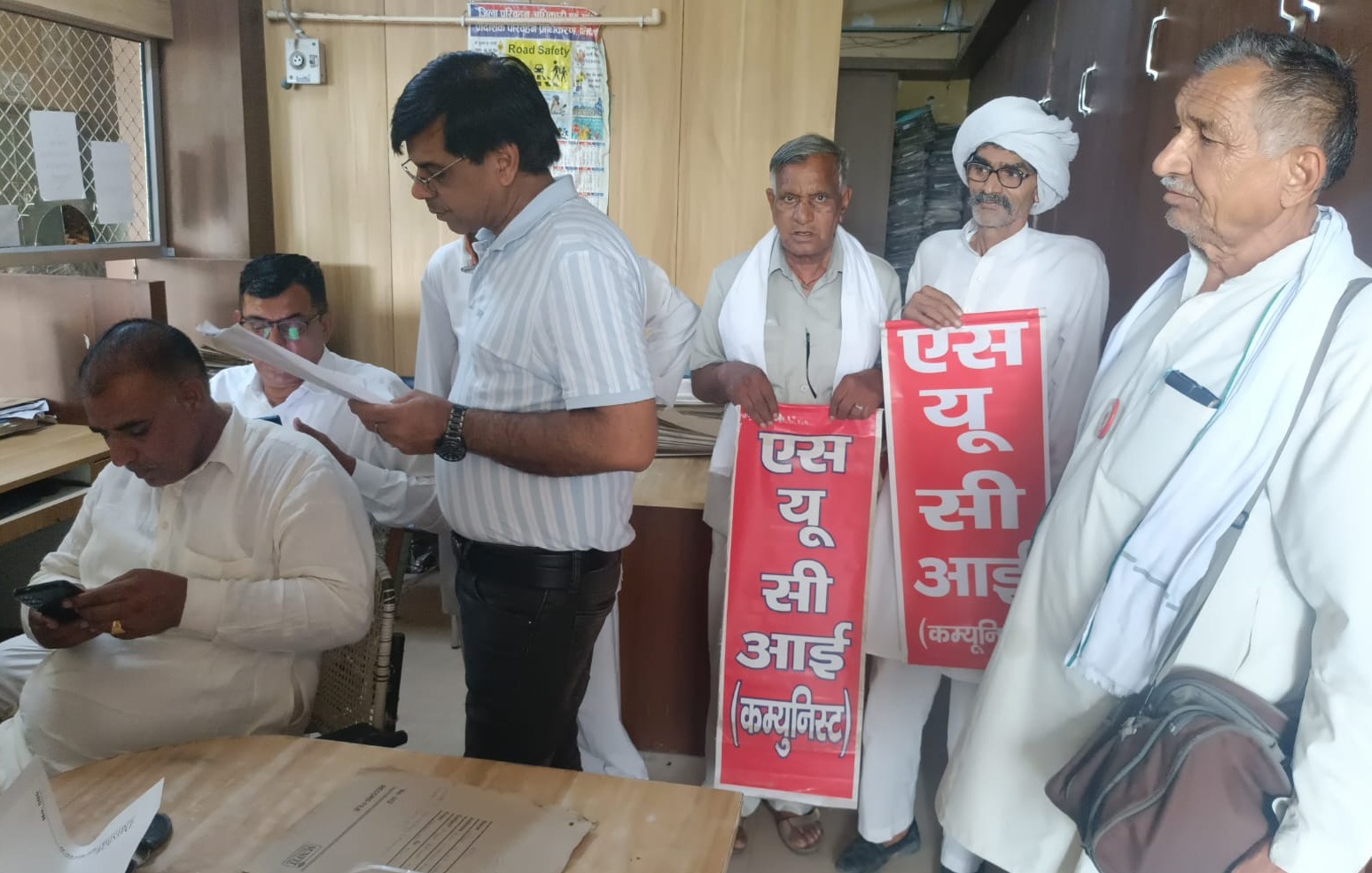 प्राइवेट बस संचालकों की मनमानी के खिलाफ एसयूसीआई (कम्युनिस्ट) ने सौंपा ज्ञापन, परमिट निरस्त करने की मांग